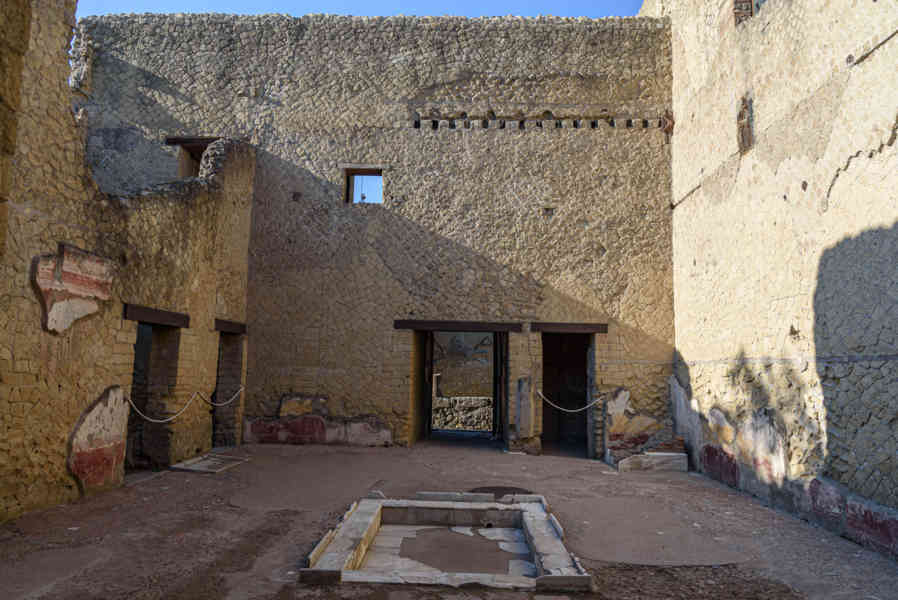 193 - Italia - Herculano - parque arqueológico de Herculano - Casa de Neptuno y Anfrítite.jpg